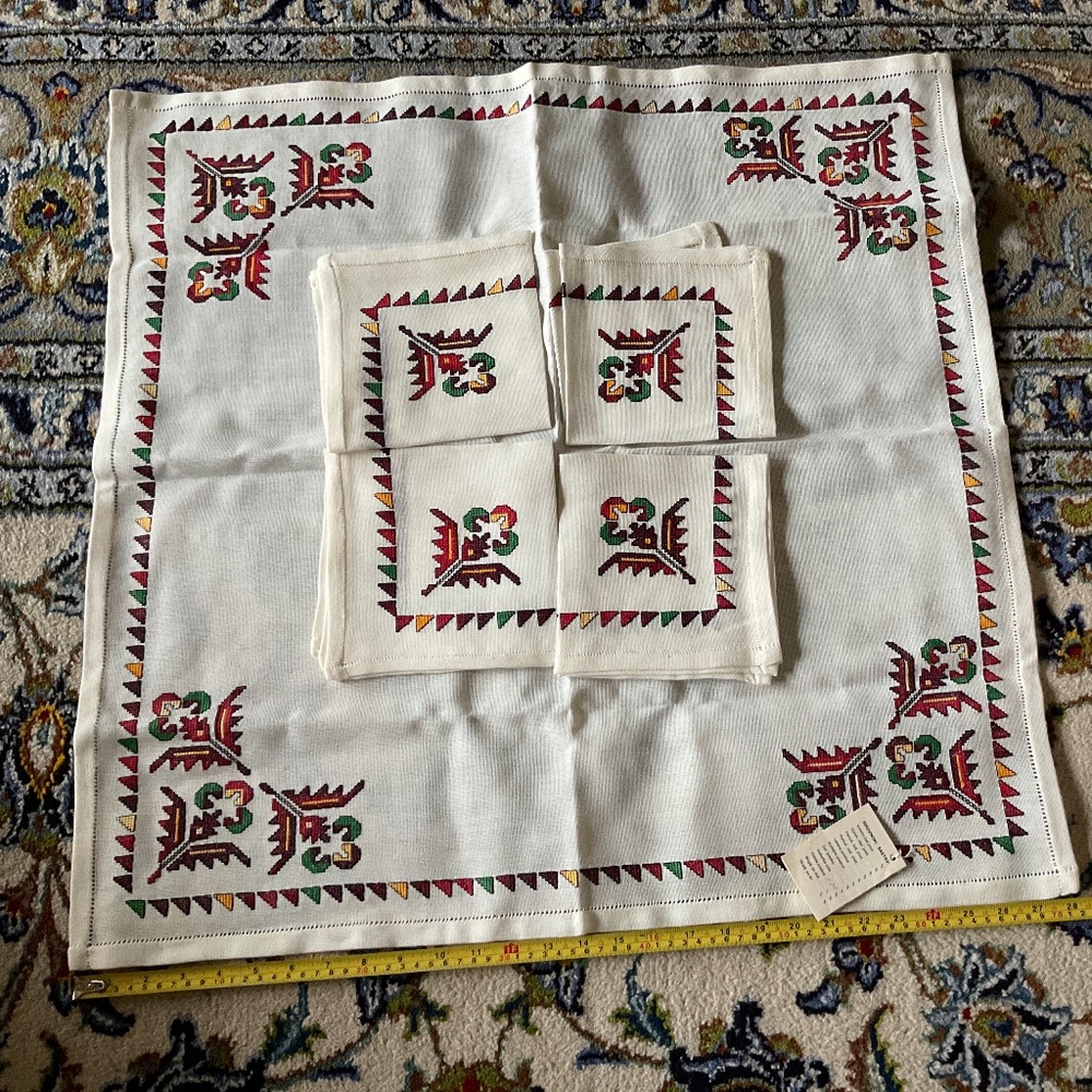 NWT Cross Stitch Floral Tablecloth  topper and 4 Napkins